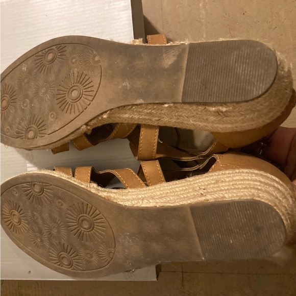 Tan gladiator wedge sandals 9 WIDE WIDTH - Picture 5 of 5